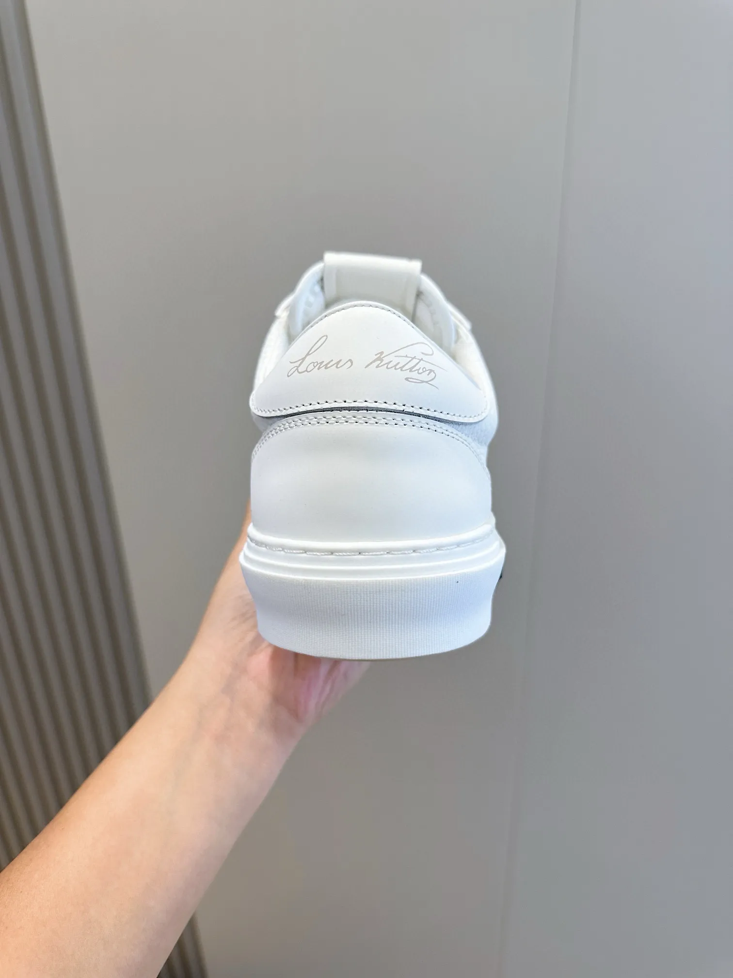 Factory price: 438💰LV full cowhide color-printed men's sneakers. This Ollie lace-up sneaker is made of floral embossed fabric, continuing the inspiration of the season's ready-to-wear collection. The laces are used to set off the gorgeous design, monogram flowers are embellished with transparent rubber outsole, and the brand logo is written on the back. Cowhide upper, cowhide lining, TPU outsole Size: 39-44 (customized at 38.45)